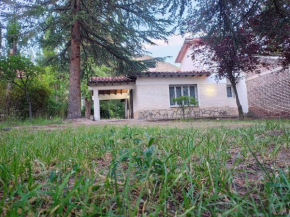 Casa entre montañas
